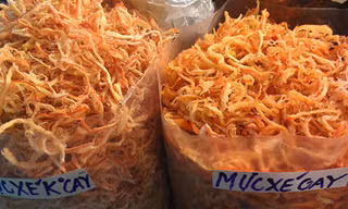 Quản lý thị trường Hà Nội tiếp tục truy tìm mực khô xé sợi không rõ nguồn gốc