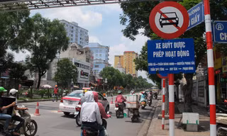 Nhiều ô tô vẫn đi vào đường Xuân Thủy - Cầu Giấy