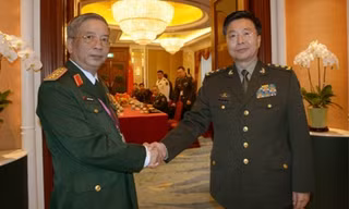 Thứ trưởng Bộ Quốc phòng Nguyễn Chí Vịnh gặp gỡ Phó Tổng tham mưu trưởng Quân Giải phóng Nhân dân Trung Quốc Vương Quán Trung bên lề Đối thoại Shangri-La 2014. Ảnh: SCMP