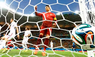 [ẢNH]: Ronaldo thở phào sau trò đu dây tử thần