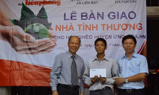 Ông Nguyễn Minh Hải, Giám đốc điều hành Cty Prudential VN (bìa trái) và Phó Tổng Biên tập báo Tiền Phong Trần Thanh Lâm (bìa phải) tại Lễ khánh thành nhà anh Nguyễn Văn Bảo. Ảnh: K.N 