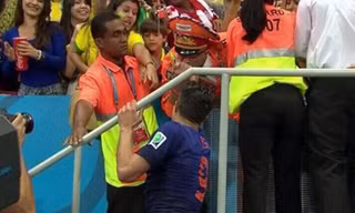 Nghĩa cử cao đẹp của Van Persie 