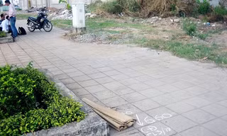 Cảnh sát cơ động nằm chết bên đường với 3 vết đâm