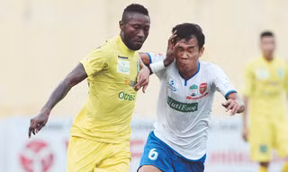 Samson lập hattrick nhưng Hà Nội T&T vẫn phải đứng sau Bình Dương trong cuộc đua tới ngôi vương. Ảnh VSI 