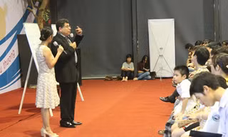 Học tìm lại bản thân với TS. Menis Yoursy. Ảnh: Si Media