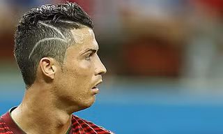 Kiểu tóc mô phỏng vết mổ của Ronaldo ở trận gặp Mỹ. ảnh: EPA 