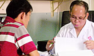 Bác sĩ đang tư vấn, khám bệnh nam khoa cho một bệnh nhân