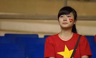 Nữ CĐV đáng yêu bật khóc vì U19 Việt Nam gây sốt mạng
