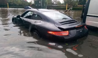 Tiếc đứt ruột nhìn Porsche 911 chết chìm giữa phố