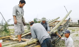 Ngư dân Hải Triều (Hải Hậu, Nam Định) đóng bè vươn khơi. Ảnh: LT