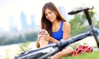 Bong gân, trật khớp là tai biến thường gặp trong cuộc sống hằng ngày nếu không sơ cứu, chữa trị kịp thời có thể để lại di chứng về sau 