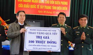 Thống đốc Nguyễn Văn Bình tặng quà cho Đồn Biên phòng Tây Trang. Ảnh: XB