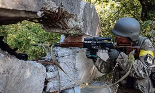 Quân đội Ukraine đang bao vây thành phố Luhansk. Ảnh: Itar-Tass 