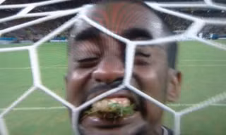 Thủ môn Boubacar Barry nhai cỏ trên sân ăn mừng bàn gỡ hòa 1-1 của Bờ Biển Ngà