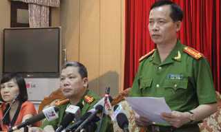 Đại tá Dương Văn Giáp tại buổi họp giao ban Thành uỷ.