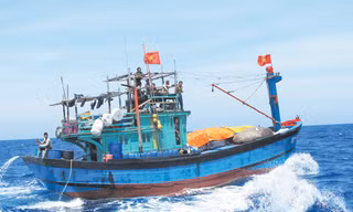 Cờ Tổ quốc tung bay giữa Hoàng Sa. Ảnh: Nam Cường 