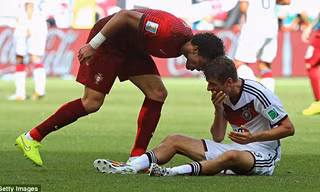 Tình huống xấu xí giữa Pepe và Muller. Ảnh: Getty Images