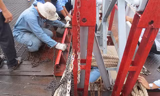 Đường dẫn phà Cát Lái bị sóng đánh sập