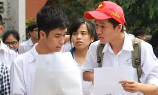 Ra khỏi phòng thi, thí sinh hăng say trao đổi về đề thi. (Ảnh: Lê Minh Sơn/Vietnam+)