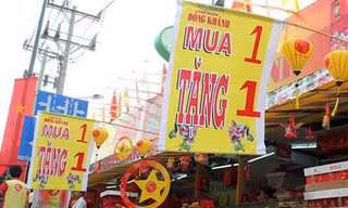Bánh trung thu ở Sài Gòn ế ẩm, mua 1 tặng 3