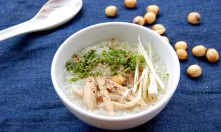 Cháo gà hạt sen khiếm thực tốt cho nam giới bị di tinh.