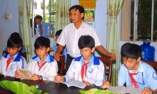 Thầy Hằng (đứng) nhận lỗi về thư viện quá chật