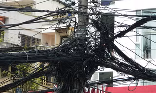 Lưới điện hạ thế và cáp viễn thông câu mắc chằng chịt tại giao lộ Hai Bà Trưng - Điện Biên Phủ. Ảnh: LT 