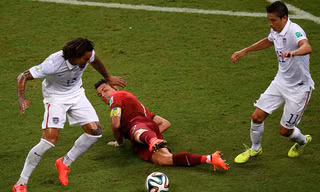 Ronaldo tỏ ra yếu đuối trong vòng vây cầu thủ Mỹ. Ảnh: Getty Images