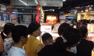 Một con gà quay chỉ có 70.000 đồng. Ảnh:D.Anh
