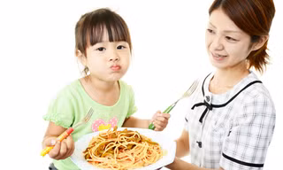  Nhiều người mẹ quan niệm việc ăn đồ ngon, đồ bổ sẽ giúp con cao lớn thông minh, nhưng không hiểu rằng dinh dưỡng hợp lý đến từ những bữa ăn đầy đủ 4 nhóm chất dinh dưỡng và cách chế biến khoa học
