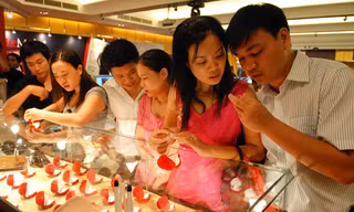 Người tiêu dùng sẽ được hưởng lợi khi mua vàng trang sức sau ngày 1/6. ảnh: Như Ý 