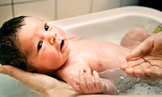 Vệ sinh cơ thể bé sạch sẽ mỗi ngày là cách tốt nhất để phòng tránh viêm da, rôm sẩy cho bé. (Ảnh minh họa)