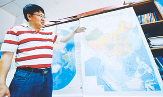 Tấm bản đồ dọc phi pháp mà Trung Quốc vừa xuất bản. Ảnh: Xinhua