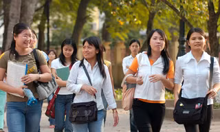Sinh viên Đại học Sư phạm Hà Nội sau giờ tan học. ảnh: Ngọc Châu 