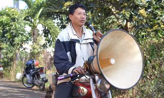 Ông “mõ làng” đi thông báo