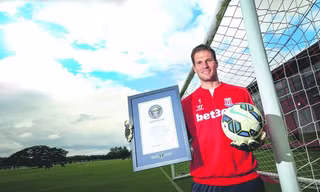 Pha ghi bàn của thủ môn Begovic lập kỷ lục Guinness
