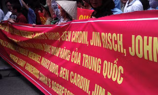  Biểu ngữ cảm ơn các nghị sĩ Mỹ bằng tiếng Việt và tiếng Anh xuất hiện trên đường phố Hà Nội hôm 11/5 