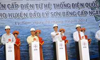 Thủ tướng Nguyễn Tấn Dũng đóng cầu dao, chính thức khánh thành dự án cấp điện cho Lý Sơn. Ảnh: Nam Cường