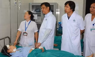 Ngay trong đêm 1/9, Thứ trưởng Bộ Y tế Nguyễn Thanh Long (người thứ 2 từ trái sang phải) cùng đoàn công tác của Bộ Y tế đã đến Bệnh viện Đa khoa tỉnh Lào Cai trực tiếp chỉ đạo công tác cấp cứu. Ảnh: VnExpress