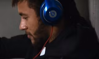  Đeo tai nghe Beats, Neymar đối mặt với án phạt