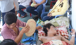 Hành khách nằm la liệt trong một không gian chật chội, ngột ngạt trên tàu Phú Quý 07
