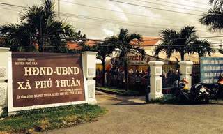 Trụ sở xã Phú Thuận được cho là nơi tổ chức đám cưới cô con gái 16 tuổi của ông Chủ tịch xã.