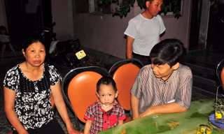 Bảo Cung và BS Nguyễn Đăng Huề (phải), mẹ nuôi Nguyễn Thị Xuân (trái). Ảnh: Quang Long