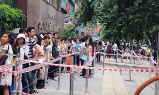 Xếp hàng đăng ký thi vào công chức ngành thuế Hà Nội. Ảnh: Minh Tuấn