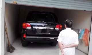Chiếc xe sang Land Cruiser gần bốn tỷ đồng đắp chiếu ở nhà xe gần một năm nay