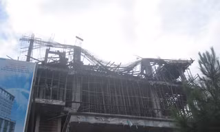 Sập giàn giáo tầng 7, hai người thương vong