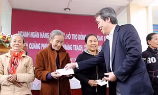 Thống đốc NHNN thay mặt ngành Ngân hàng trao tặng 15 tấn gạo và quà cho bà con nhân dân xã Quảng Phúc, huyện Quảng Trạch, tỉnh Quảng Bình tháng 9/2013 