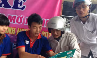 Thí sinh và người nhà được tình nguyện viên giúp đỡ tại bến xe ngày 30/6. Ảnh: Nguyễn Hà