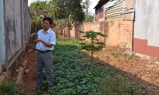 Anh Công bên chuồng dúi