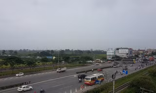  Ùn tắc thường xảy ra tại nút giao QL 5 cầu Thanh Trì ảnh: Bảo An
